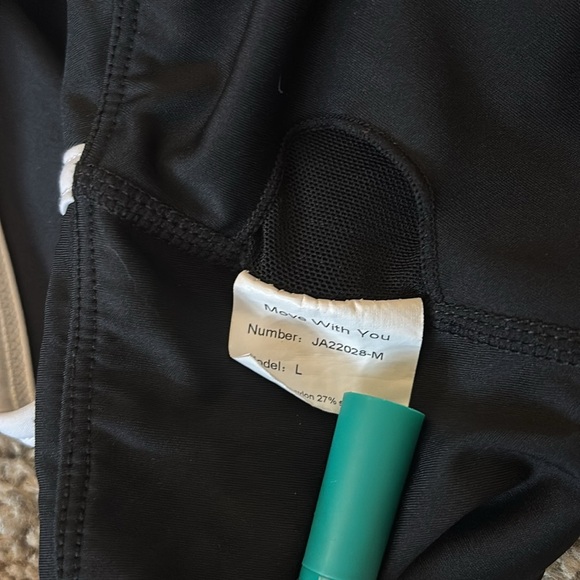 Chic Black and White Alo Inspired Crop Top - Picture 4 of 5